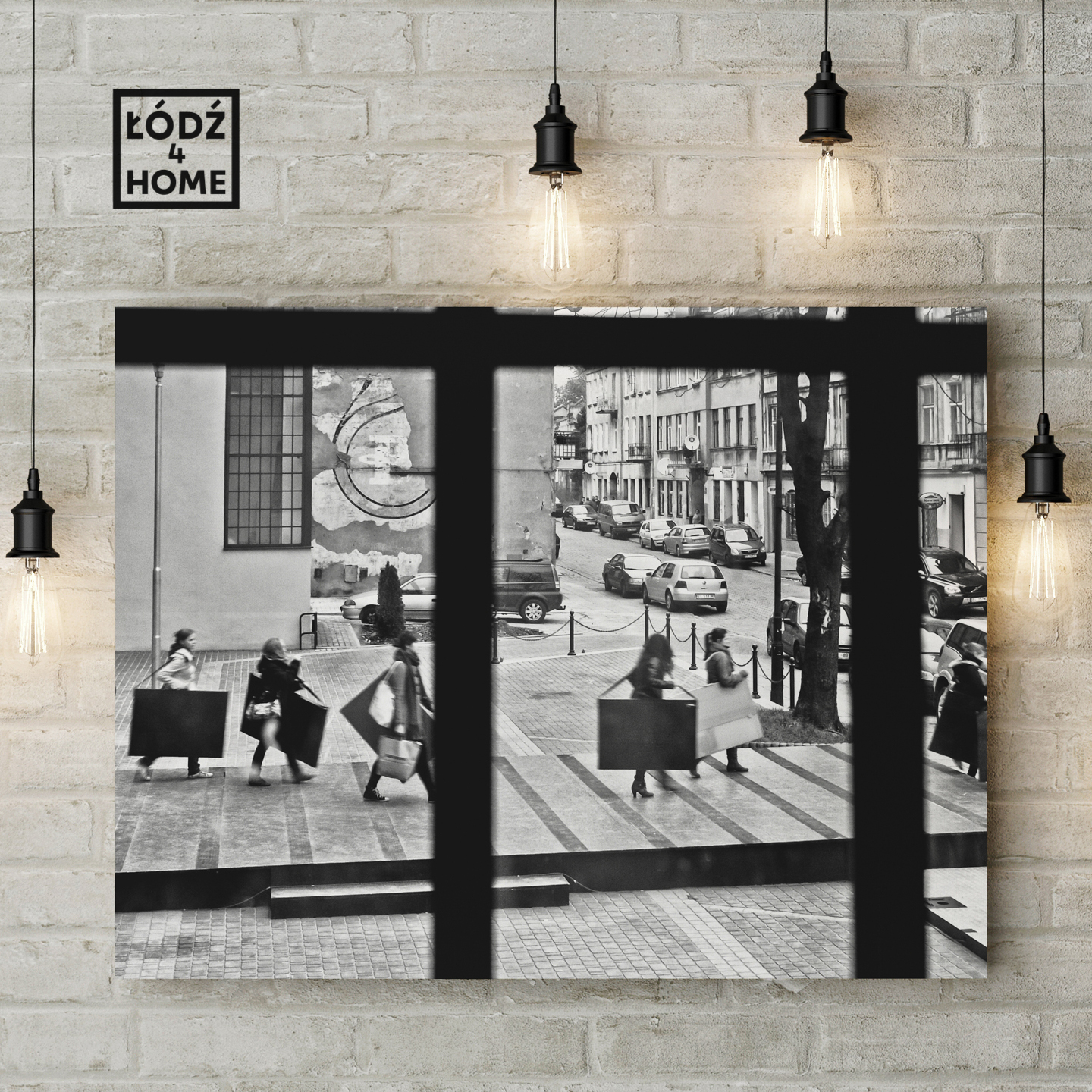 Czarno białe zdjęcie Łodzi, które przedstawia studentki ASP wychodzące z Festiwalu Designu organizowanego w dawnej fabryce braci Eitingonów przy ul. Targowej w Łodzi