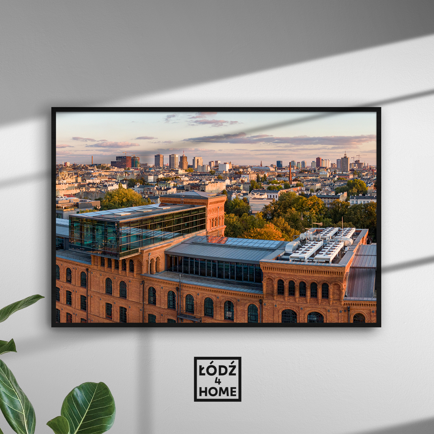 Sklep Łódź4Home prezentuje zdjęcie Łodzi, które przedstawia panoramę Łodzi widoczną znad Manufaktury z widocznym na pierwszym planie hotelem Andel's.